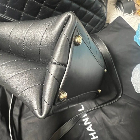 CHANEL Black Chevron Quilted Lambskin Shoulder Bag with Gold Chain pristine - Picture 6 of 10